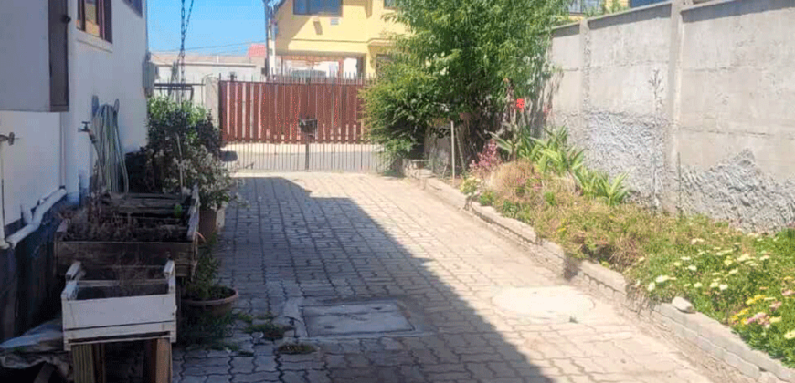 Casa con dos departamentos anexos, Concón