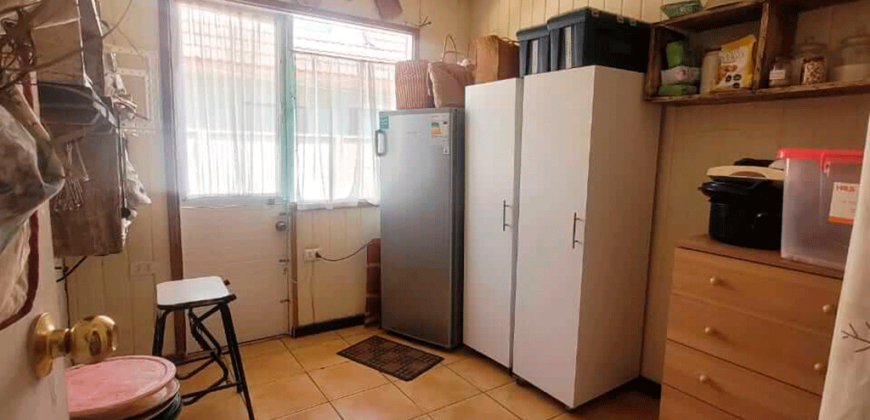 Casa con dos departamentos anexos, Concón