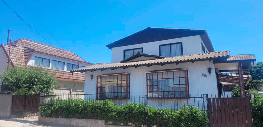 Casa con dos departamentos anexos, Concón